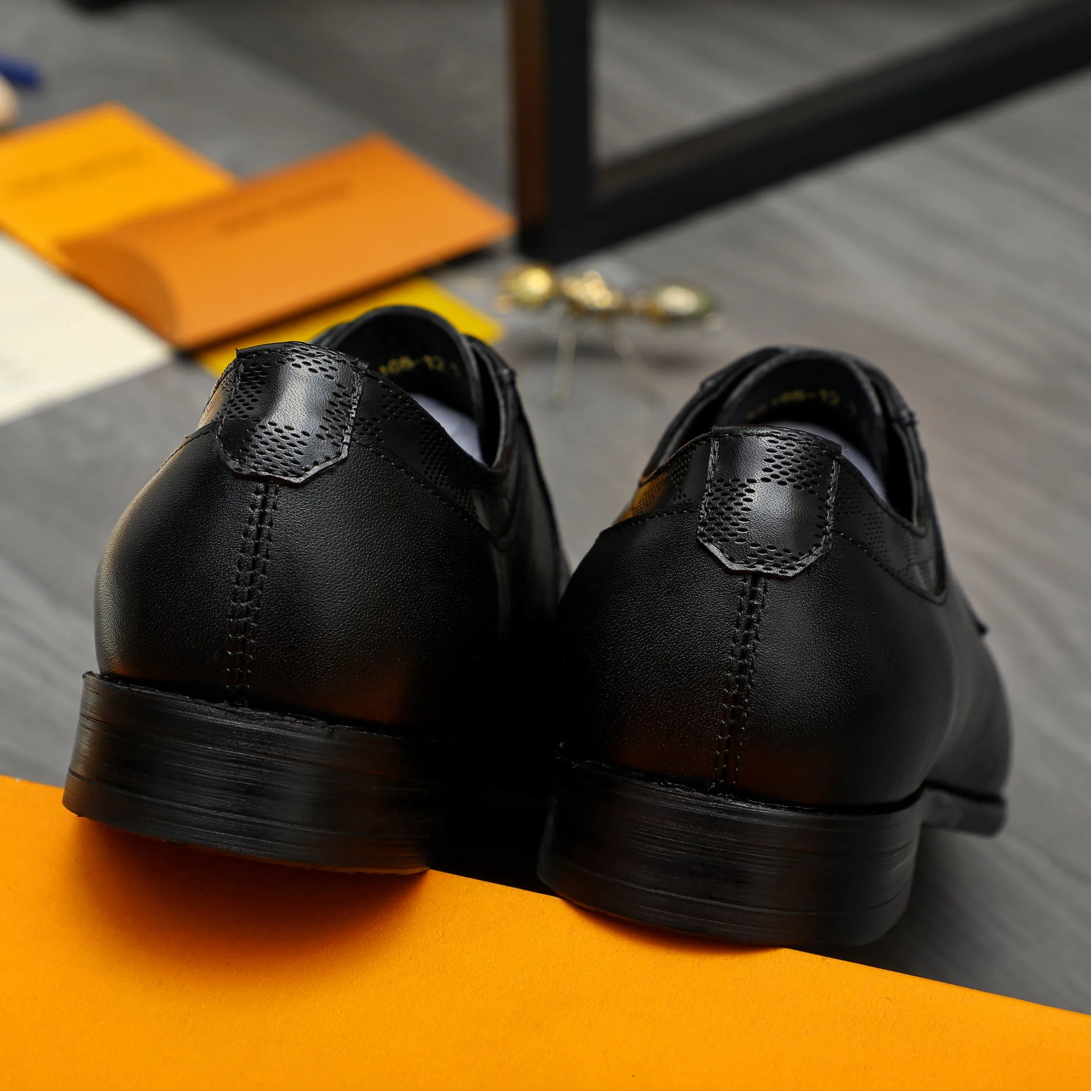 Men's shoes 💰p460 Product trademark: LV (Louis Vuitton) business lace-up leather shoes True size: 39-44 Product material: Selected cowhide stitching classic embossed upper, cowhide lining, original rubber outsole